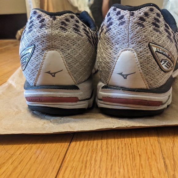 Mizuno Black Sneakers men's size 10.5 - Picture 3 of 6